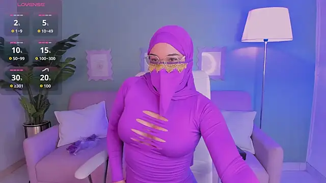 SamiraLuxe online show from April 9, 9:47 am