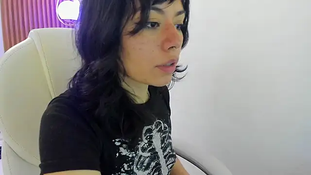 Snapshot of ghostmila chatting on April 13, 4:12 pm ghostmila online show from April 13, 4:12 pm