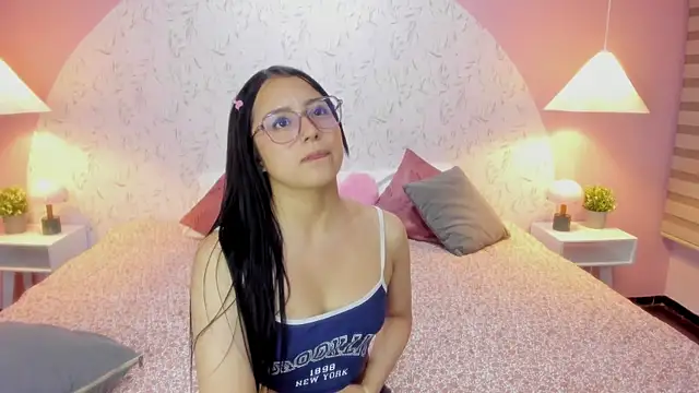 Snapshot of Leah_Brm chatting on April 9, 12:32 pm Leah Brm online show from April 9, 12:32 pm