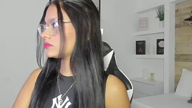 naia smellie online show from April 11, 2:27 am