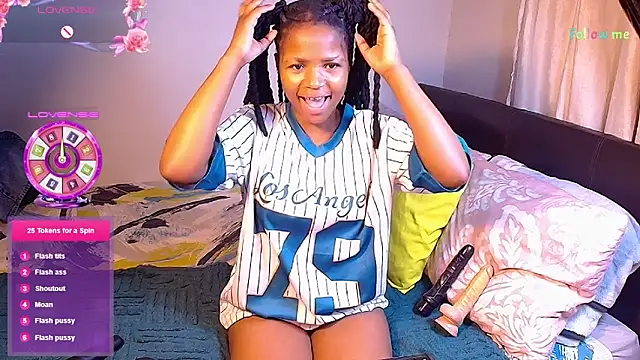 Snapshot of CocoaBelle chatting on May 2, 10:37 pm CocoaBelle online show from May 2, 10:37 pm