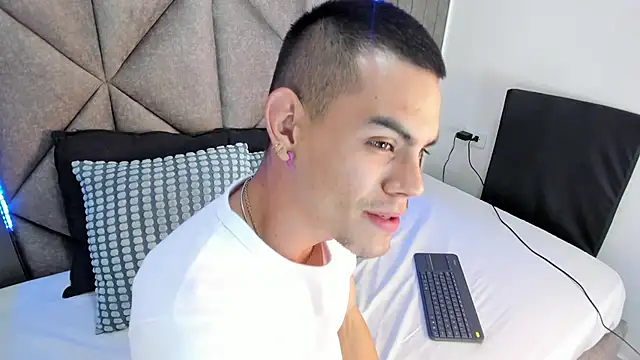 Snapshot of RomeoBoselli__ chatting on April 10, 7:40 pm RomeoBoselli online show from April 10, 7:40 pm