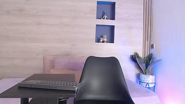 Snapshot of Logan_Steel chatting on June 22, 3:42 pm Logan Steel online show from June 22, 3:42 pm