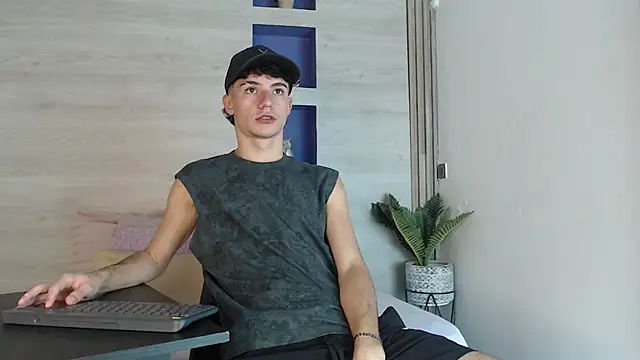 Snapshot of Logan_Steel chatting on June 28, 2:56 pm Logan Steel online show from June 28, 2:56 pm