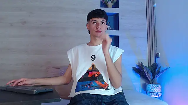 Snapshot of Logan_Steel chatting on July 7, 4:15 am Logan Steel online show from July 7, 4:15 am