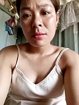 Snapshot of mia0033 chatting on April 14, 8:31 am mia0033 online show from April 14, 8:31 am