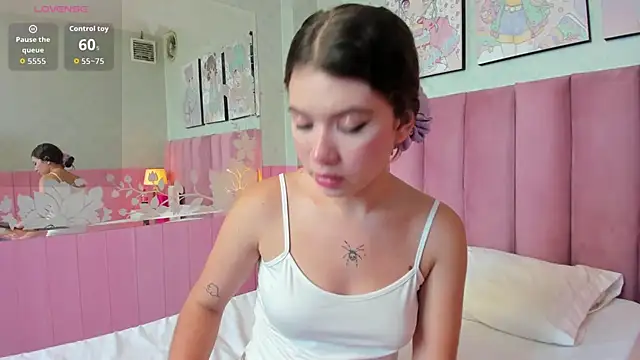 Snapshot of Hellencute18_ chatting on May 22, 2:55 pm Hellencute18 online show from May 22, 2:55 pm