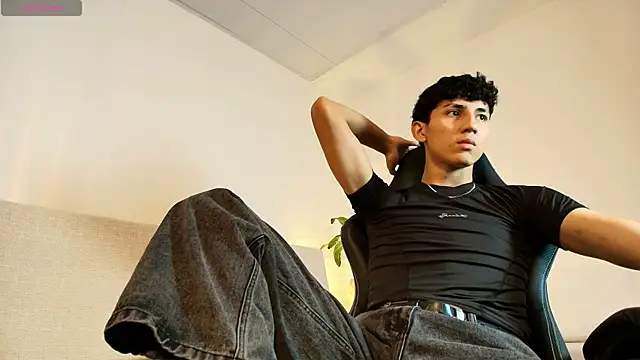 Snapshot of Valentino_Rey chatting on April 17, 12:30 pm Valentino Rey online show from April 17, 12:30 pm
