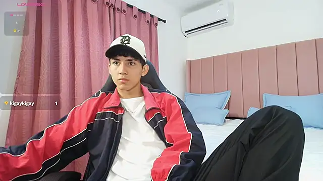 Snapshot of Valentino_Rey chatting on April 21, 12:33 pm Valentino Rey online show from April 21, 12:33 pm
