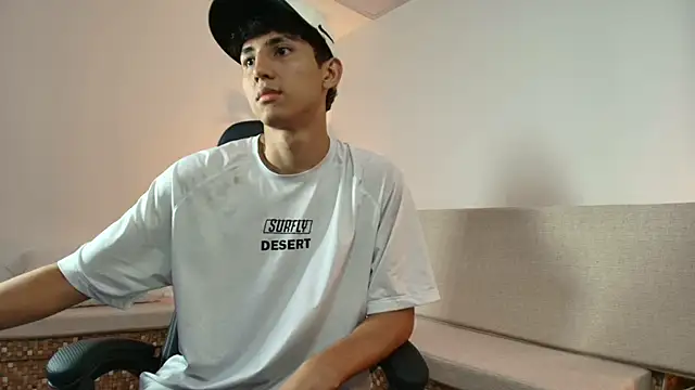 Snapshot of Valentino_Rey chatting on April 24, 12:18 pm Valentino Rey online show from April 24, 12:18 pm