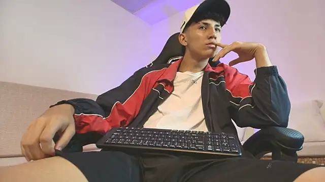 Snapshot of Valentino_Rey chatting on April 29, 12:09 pm Valentino Rey online show from April 29, 12:09 pm