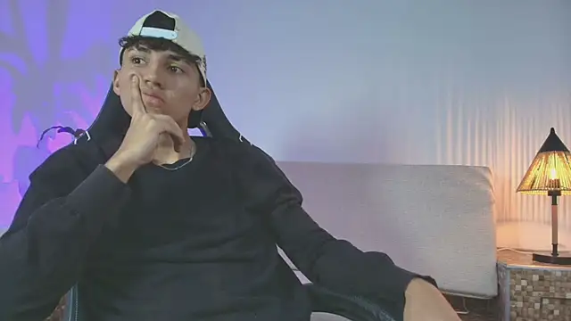 Snapshot of Valentino_Rey chatting on May 1, 12:10 pm Valentino Rey online show from May 1, 12:10 pm