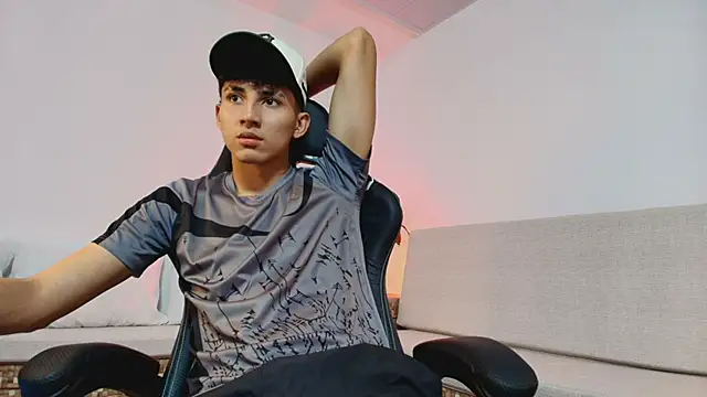 Snapshot of Valentino_Rey chatting on May 5, 12:24 pm Valentino Rey online show from May 5, 12:24 pm