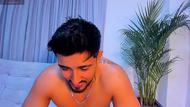 Snapshot of alangreek1 chatting on July 12, 12:01 am alangreek1 online show from July 12, 12:01 am