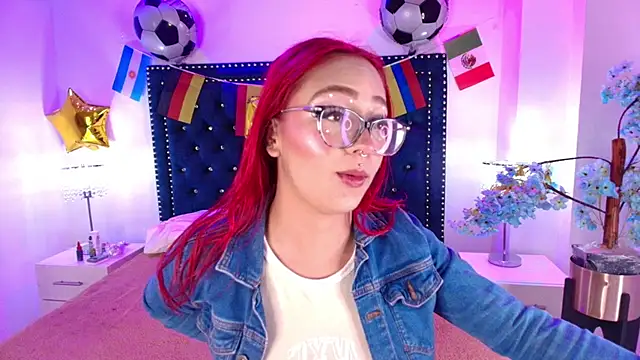 Snapshot of Amelie_adams chatting on June 15, 11:12 am Amelie adams online show from June 15, 11:12 am