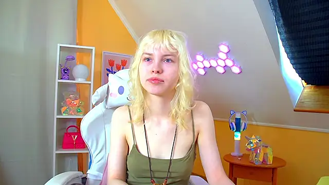 Snapshot of HannahHollis chatting on April 24, 6:16 am HannahHollis online show from April 24, 6:16 am