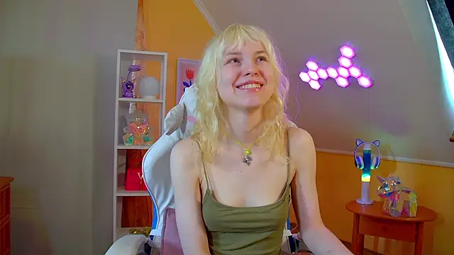 Snapshot of HannahHollis chatting on April 26, 6:22 am HannahHollis online show from April 26, 6:22 am