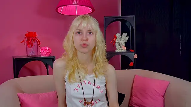 Snapshot of HannahHollis chatting on May 7, 6:19 am HannahHollis online show from May 7, 6:19 am