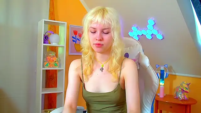 Snapshot of HannahHollis chatting on June 3, 6:16 am HannahHollis online show from June 3, 6:16 am