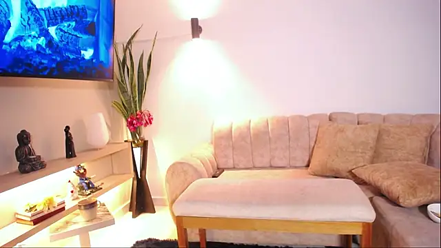 Snapshot of Honey_luxury_cute chatting on April 21, 1:07 am Honey luxury cute online show from April 21, 1:07 am