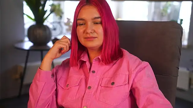 LindyMekee online show from April 9, 6:19 am