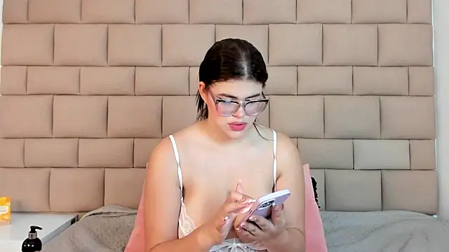 Snapshot of TifannyRosen chatting on May 24, 12:43 pm TifannyRosen online show from May 24, 12:43 pm