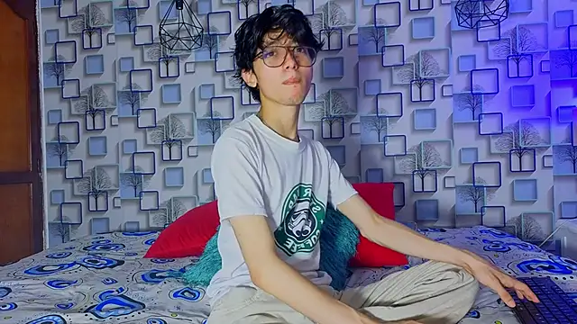 Snapshot of Twink_Sebas7 chatting on April 12, 12:21 pm Twink Sebas7 online show from April 12, 12:21 pm