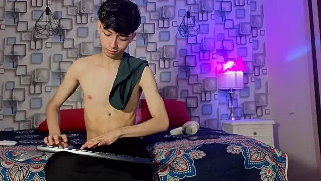 Snapshot of Twink_Sebas7 chatting on June 7, 12:09 pm Twink Sebas7 online show from June 7, 12:09 pm