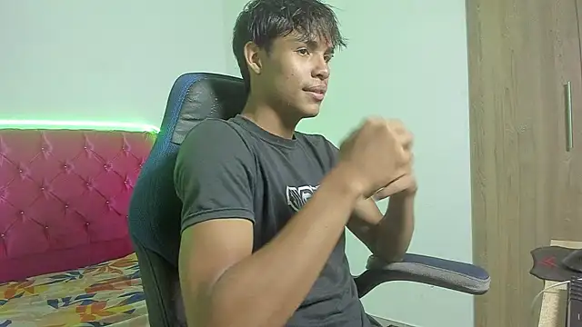 Snapshot of skinny_sam chatting on April 18, 2:48 am skinny sam online show from April 18, 2:48 am