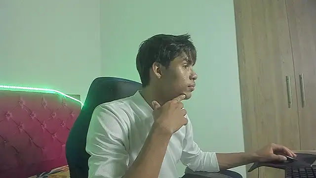 Snapshot of skinny_sam chatting on April 23, 4:14 am skinny sam online show from April 23, 4:14 am