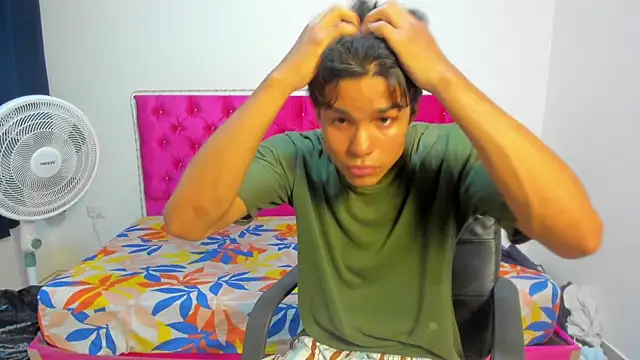 Snapshot of skinny_sam chatting on May 8, 3:01 am skinny sam online show from May 8, 3:01 am