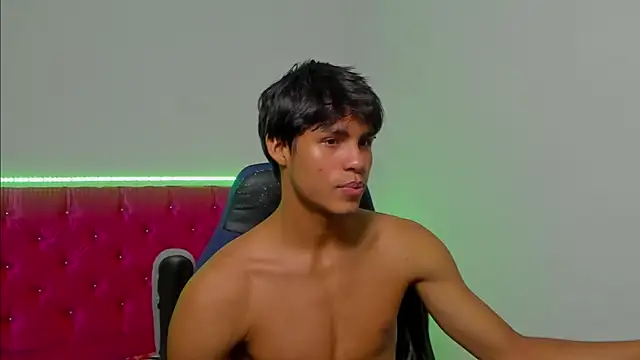 Snapshot of skinny_sam chatting on May 15, 3:24 am skinny sam online show from May 15, 3:24 am