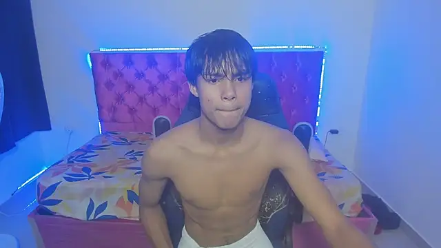 Snapshot of skinny_sam chatting on May 24, 5:01 am skinny sam online show from May 24, 5:01 am