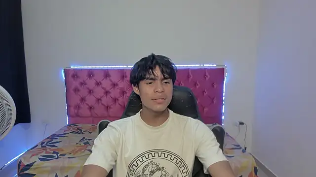 Snapshot of skinny_sam chatting on May 25, 5:24 am skinny sam online show from May 25, 5:24 am