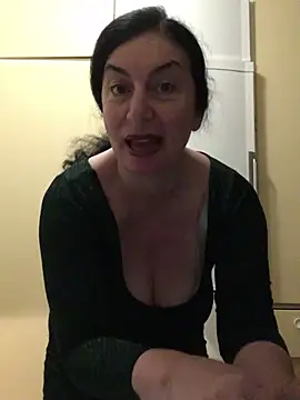 Snapshot of Lizzaa80 chatting on June 2, 8:44 pm Lizzaa80 online show from June 2, 8:44 pm