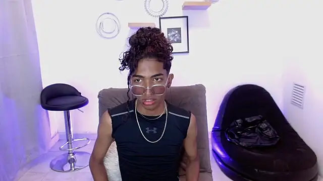 Snapshot of triiangel_latinboy chatting on May 16, 6:28 pm triiangel latinboy online show from May 16, 6:28 pm
