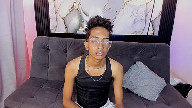 Snapshot of triiangel_latinboy chatting on May 22, 12:44 pm triiangel latinboy online show from May 22, 12:44 pm