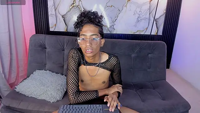 Snapshot of triiangel_latinboy chatting on May 23, 12:42 pm triiangel latinboy online show from May 23, 12:42 pm