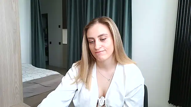 Snapshot of SugarBlondee chatting on June 9, 11:33 am SugarBlondee online show from June 9, 11:33 am