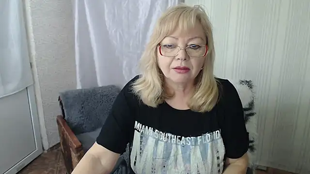 Snapshot of LavandaMay chatting on April 20, 8:28 am LavandaMay online show from April 20, 8:28 am