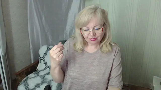Snapshot of LavandaMay chatting on April 28, 7:08 pm LavandaMay online show from April 28, 7:08 pm