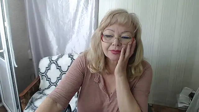 Snapshot of LavandaMay chatting on April 30, 8:09 am LavandaMay online show from April 30, 8:09 am