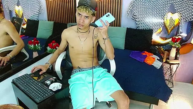 Snapshot of Skinny_cute_Alyer chatting on June 3, 2:47 am Skinny cute Alyer online show from June 3, 2:47 am
