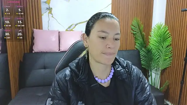 Snapshot of alonddra_tay chatting on June 28, 11:49 am alonddra tay online show from June 28, 11:49 am