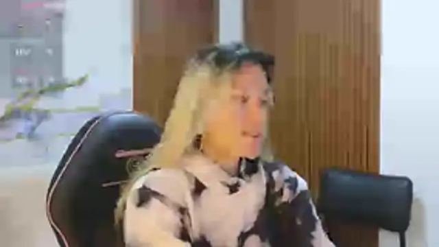 Snapshot of alonddra_tay chatting on July 1, 11:45 am alonddra tay online show from July 1, 11:45 am