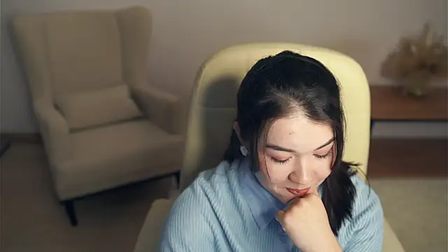 ShanaYock online show from April 11, 1:59 pm