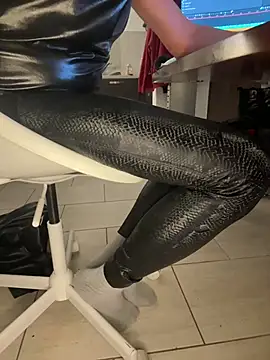 Snapshot of knight-mark chatting on July 31, 10:09 pm knight-mark online show from July 31, 10:09 pm