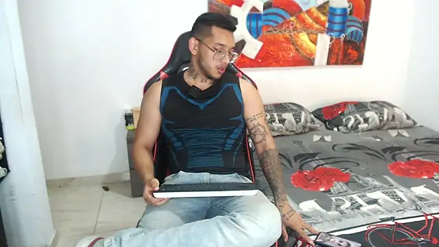 Snapshot of Andymanfit chatting on April 17, 11:41 pm Andymanfit online show from April 17, 11:41 pm