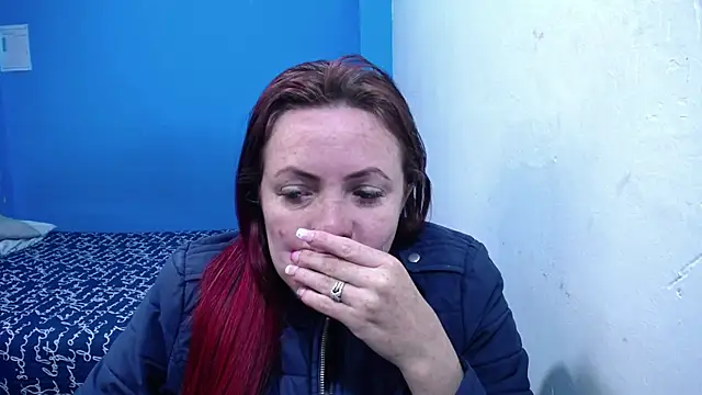 Snapshot of carolinhe26 chatting on July 16, 9:43 pm carolinhe26 online show from July 16, 9:43 pm