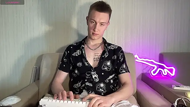 Snapshot of Travis_Gracile chatting on June 11, 9:07 am Travis Gracile online show from June 11, 9:07 am